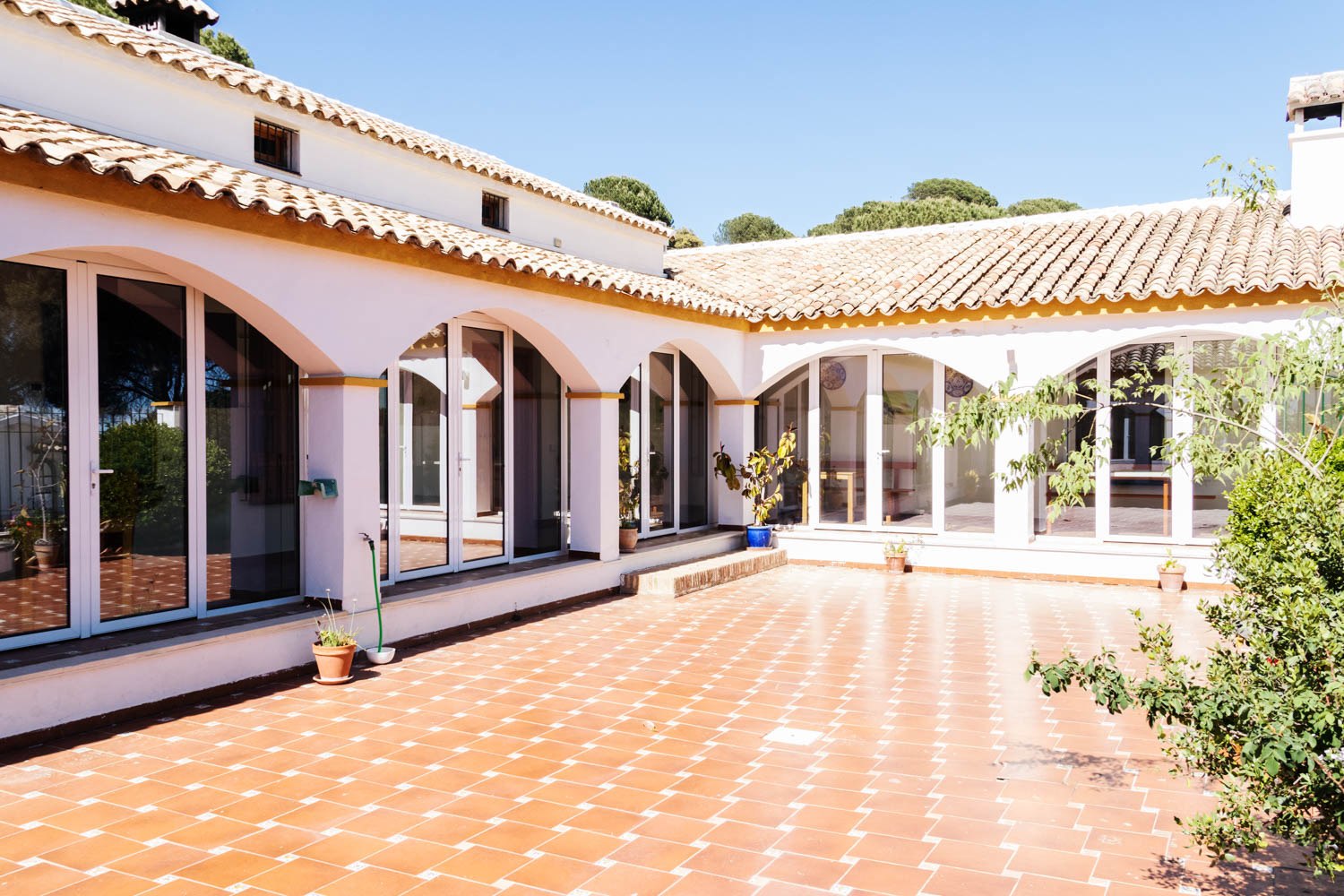 Patio principal del cortijo Gato Clavo