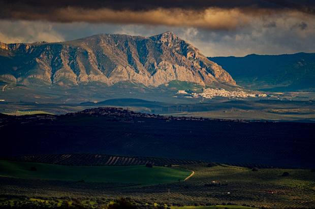 Paisaje de Sierra de Andújar: montaña con luz dramática