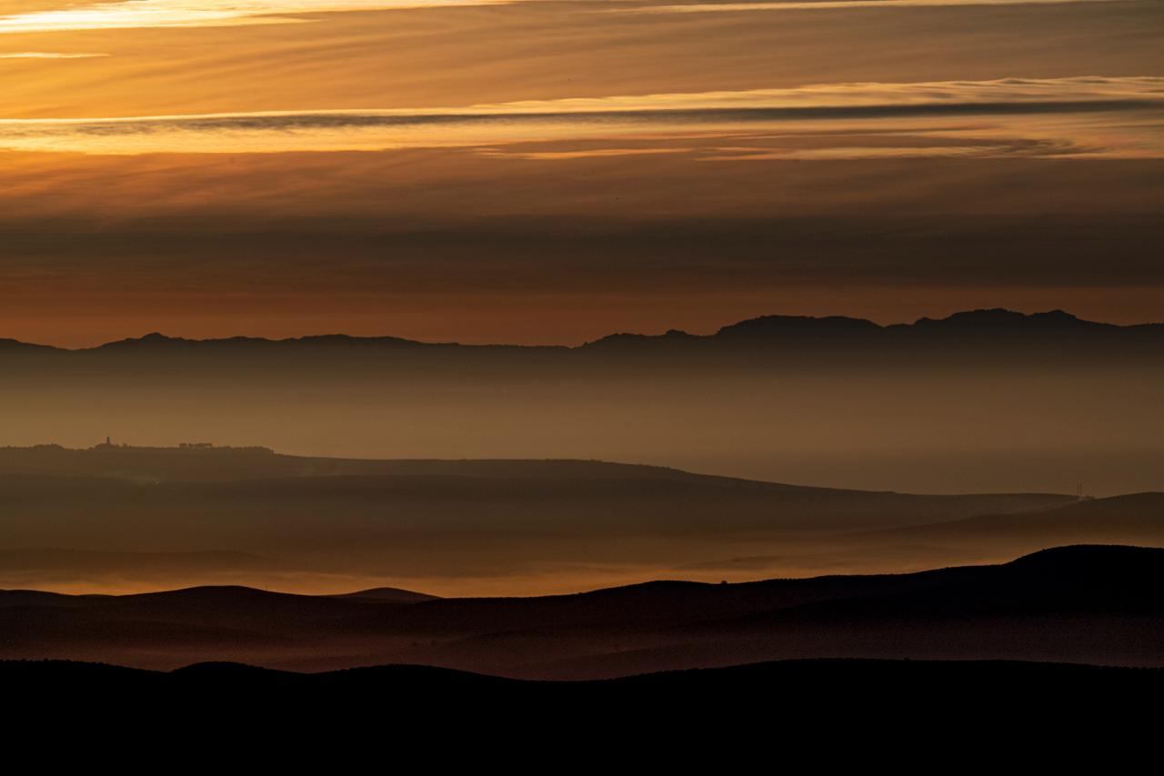 Paisaje de Sierra de Andújar: sierras al atardecer
