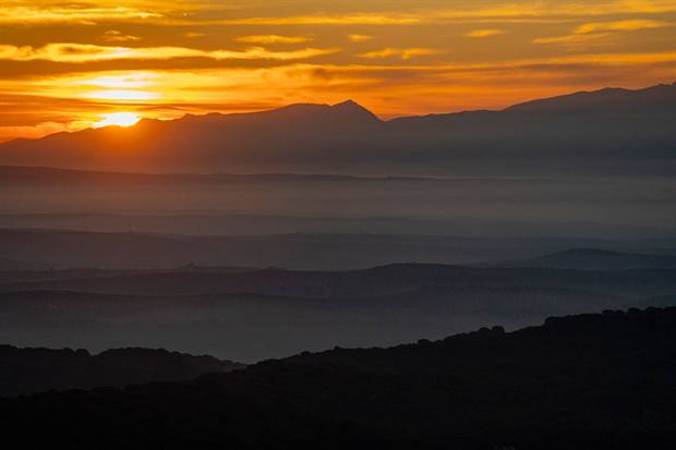 Paisaje de Sierra de Andújar: sol sobre las sierras