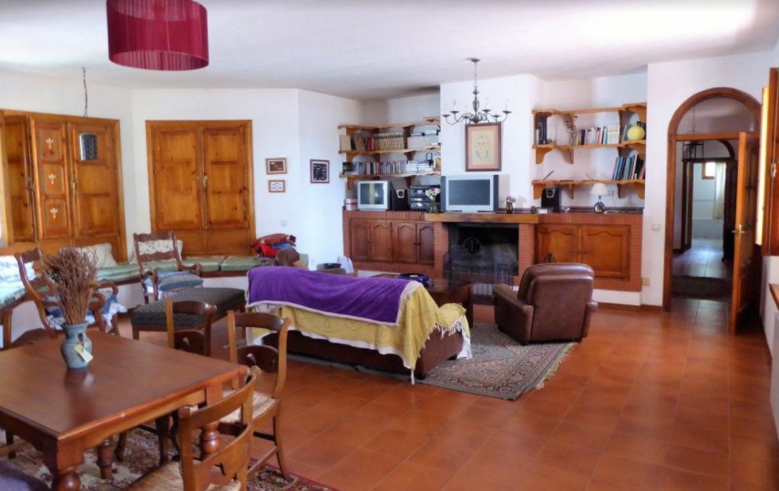 Salón del cortijo preparado para descanso y edición